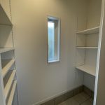 玄関横のシューズインクローゼットはアウトドア用品もスッキリ収納！