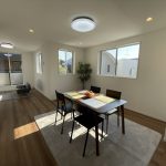 床は落ち着いた配色のフローリングで建具は白を基調にしているので、シックな仕上がりになっています。