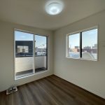 南と西側からの陽が入る明るいお部屋です♪