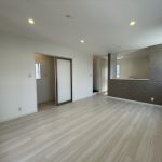 床は明るい配色のフローリングで建具は白を基調にしているので、シックな仕上がりになっています。