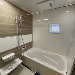 ワイドミラー付の浴室は乾燥・涼風・暖房・換気機能が付いているので寒い日でも豊かなバスタイムを満喫♪