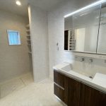 収納が豊富な洗面台 簡単お手入れと収納のおかげで水回りがスッキリキレイに！